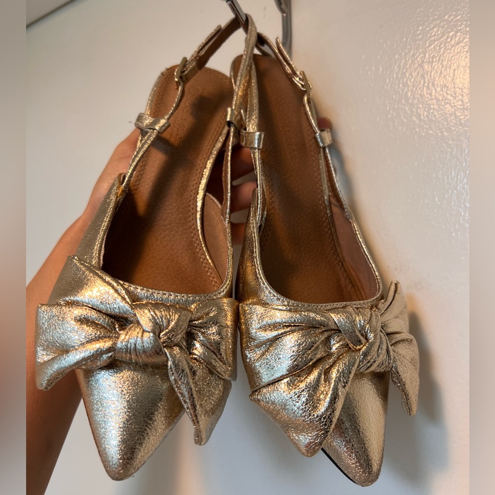 Gold kitten heels. Bow detail